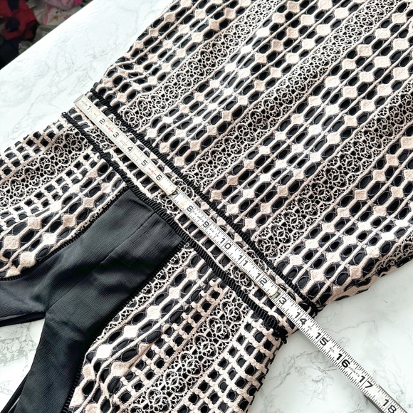 Harlyn Blush & Black Lace Overlay Sheath Cocktail Dress Scallop Hem Size Medium - Picture 11 of 15